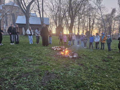 Wielkanocne spotkanie oazowo-ministranckie przy ognisku.