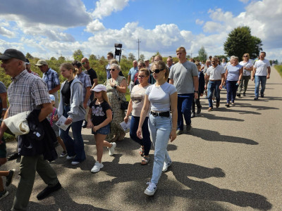 Droga krzyżowa po polach  parafii w intencji trzeźwości