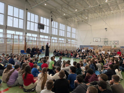 Ks. Abp Józef Guzdek w szkole w Korycinie